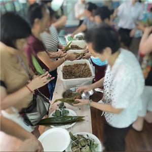 Pirinç böreği paketlemek için Dragon Boat Festivali etkinlikleri